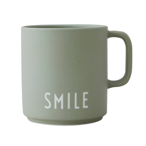 Design Letters Tasse mit Griff "Smile"