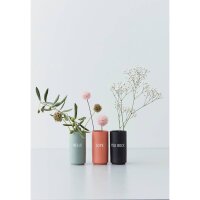 Vase mit Text love von Design Letters, dekorativ arrangiert