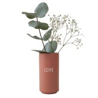 Vase mit Text love von Design Letters, dekorativ arrangiert