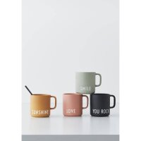 Mehrere Tassen von Design Letters, dekorativ arrangiert