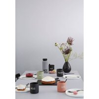 Mehrere Tassen von Design Letters dekorativ arrangiert