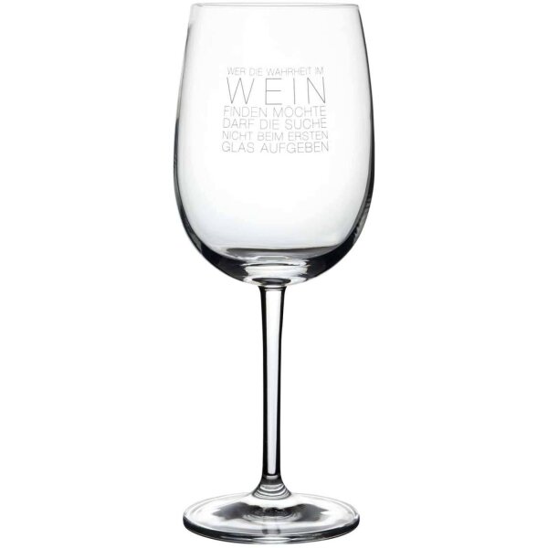 Weinglas mit Text Wer die Wahrheit im Wein finden möchte, darf die Suche nicht beim ersten Glas aufgeben von Räder Design