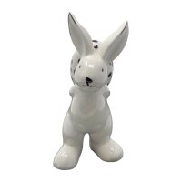 stehender Hase mit Ei auf dem Rücken Frontalansicht