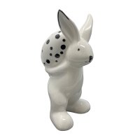 stehender Hase mit Ei auf dem Rücken Frontalansicht