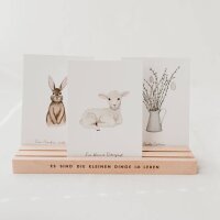 Karten- und Blumenständer aus Holz von Eulenschnitt, dekorativ arrangiert