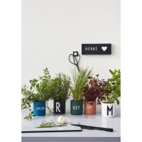 Mehrere Design-Letters-Tassen , dekorativ arrangiert auf...